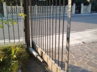 motore su cancello a battente