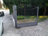 motore su cancello a battente