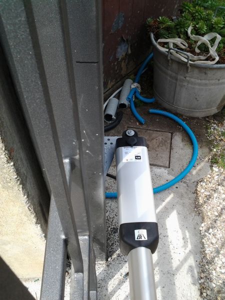 Dettaglio motore installato su anta a battente