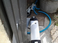 Dettaglio motore installato su anta a battente