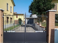 cancello automatico a battente vista esterna