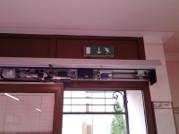 installazione porta automatica negozio