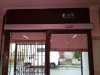 porta automatica negozio chiusa